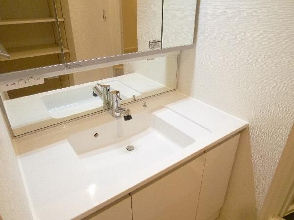 Wash basin, toilet. Wash