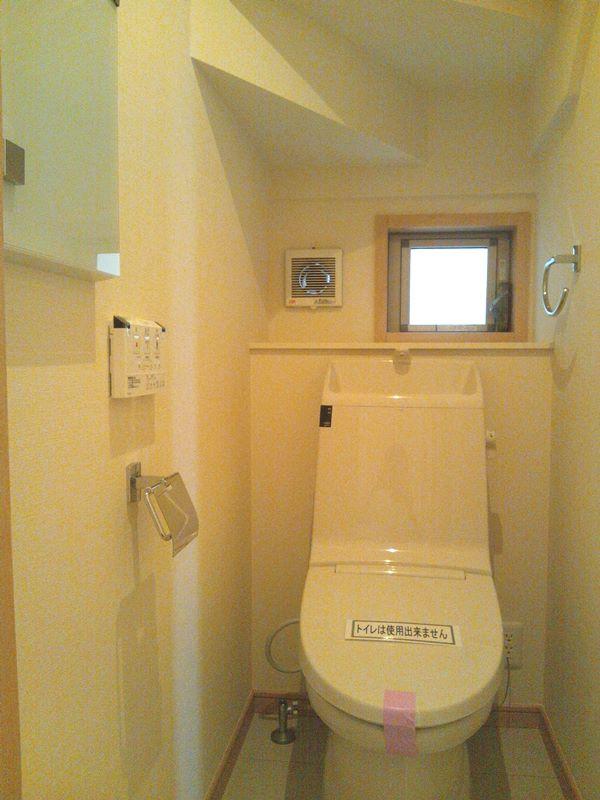 Toilet. 7 Building room photo, Paper BOX and windows ・ Also it comes with bidet! 
