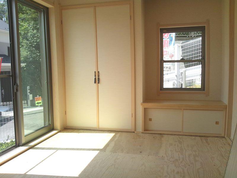 Non-living room. 7 Building room photo, Large sweeping windows in Japanese-style room, Installing a closet! 