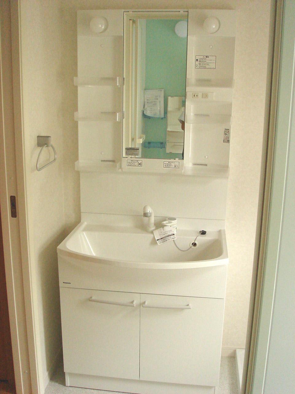 Washroom. Shampoo with Dresser