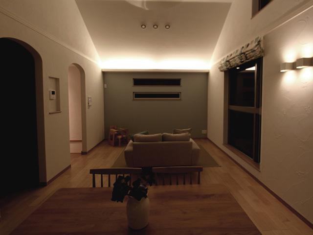 Living. <Living-dining (home theater)> Theater mode with only indirect lighting. You can enjoy the movie with a nice space.