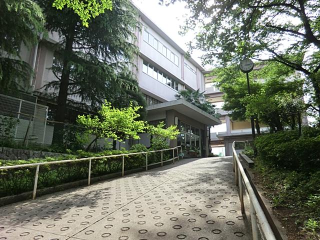 Junior high school. 860m to the Kawasaki Municipal Nishiikuta junior high school