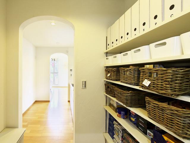 Kitchen. Even when buying, Shelves of one wall that was installed in the kitchen next to, It fits clean up cookware if there is a pantry, Food inventory also take out an easy-to-understand at a glance you can also smoothly.