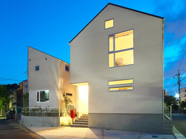 Local appearance photo. Newly built one detached stuck to the design. Clean and refreshing impression is white was the keynote appearance. Reflected in the beautiful lighting in the room at night, It will appear appearance drifting more atmosphere. <Local Photos>