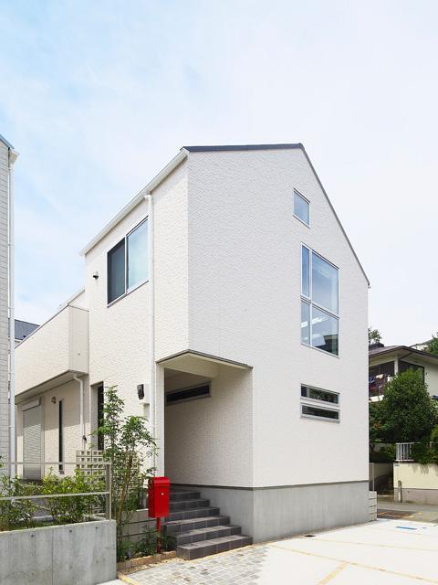 Local appearance photo. Popular new lily area in wayside Odakyu line. 3 station of "Yuri", "Yomiuri Land before," "Shinyurigaoka" is available. Such as easy-to-use kitchen pantry installation, Taken between happy to wife is new construction of attractive one detached <local photo>