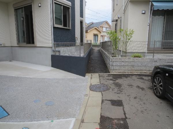 Local photos, including front road. It is a front road 2.