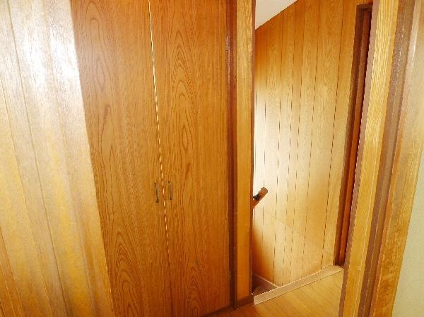 Other introspection. Second floor staircase is the hall side of the housing.