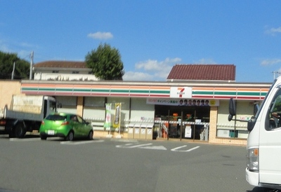 Convenience store. 853m to Seven-Eleven (convenience store)