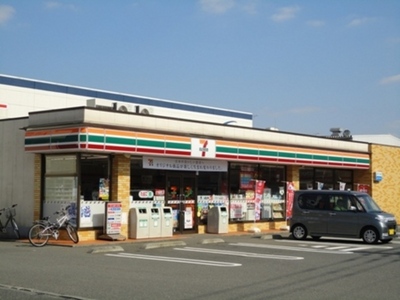 Convenience store. 230m to Seven-Eleven (convenience store)