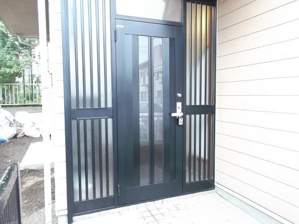 Entrance. Entrance door can take chroma light.