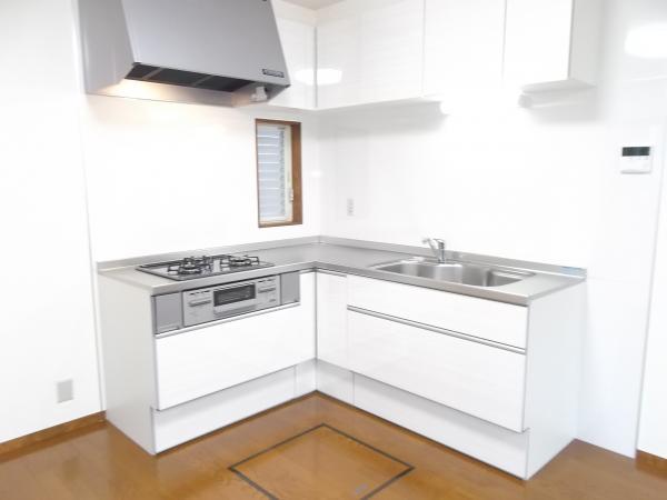 Kitchen. L-type system kitchen new goods exchange settled.