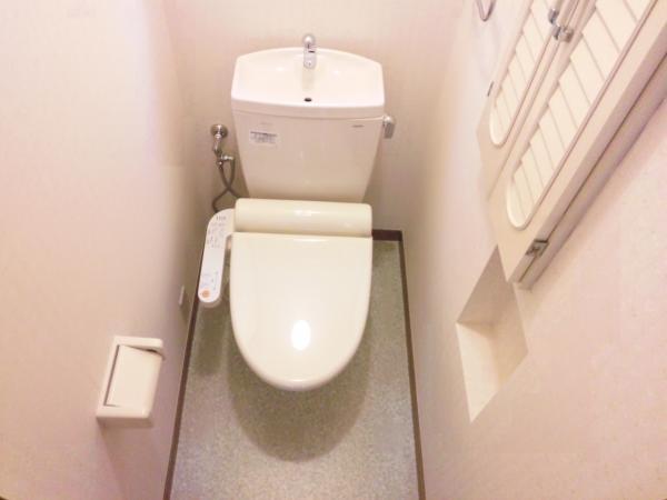 Toilet. Washlet new goods exchange, Cemented floor cushion floor, Already in place Paste Cross.