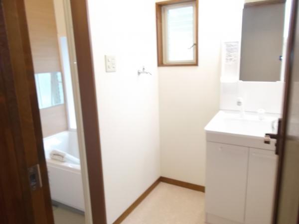 Wash basin, toilet. Washstand new goods exchange with shower, Cemented floor cushion floor, Already in place Paste Cross.