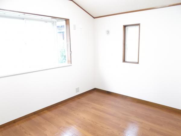 Non-living room. Second floor northwest side 6-mat of Western-style. Cemented floor cushion floor, Already in place Paste Cross. 