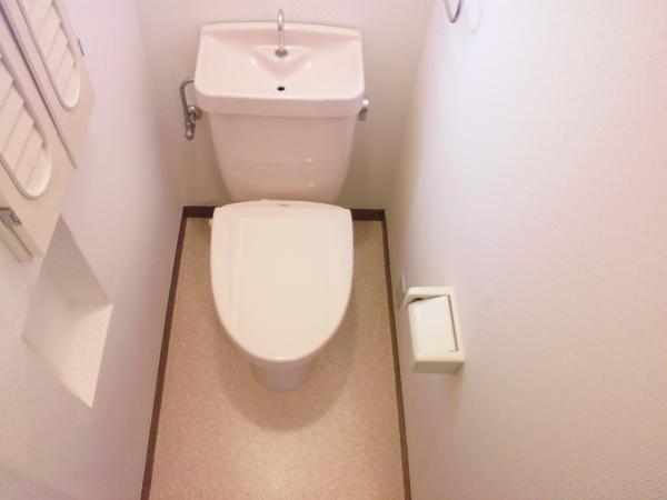 Toilet. There is also a toilet on the second floor. Heating toilet seat exchange, Cemented floor cushion floor, Already in place Paste Cross.