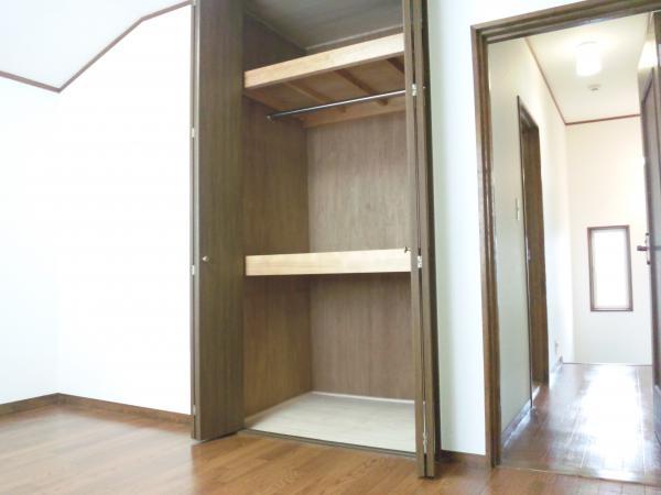 Receipt. Second floor northwest side 6 Pledge of Western-style closet.