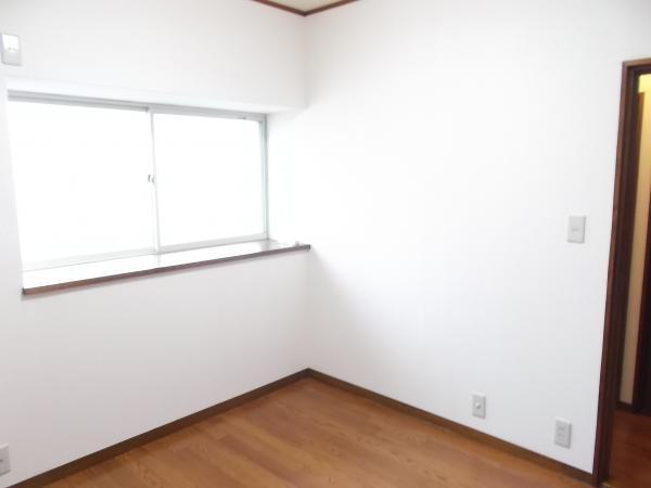 Non-living room. Second floor northeast side 4.5 Pledge of Western-style. Cemented floor cushion floor, Already in place Paste Cross.