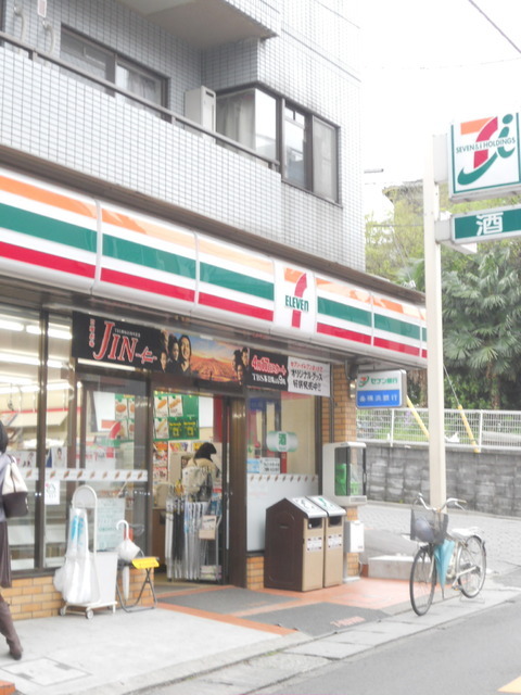 Convenience store. 800m to Seven-Eleven (convenience store)