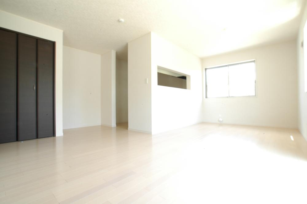 Same specifications photos (living). Please relax slowly in a bright shade of living