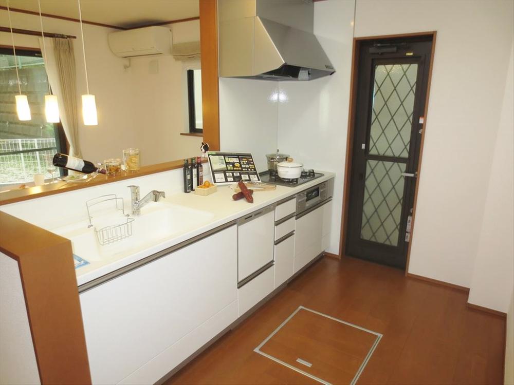 Kitchen. Building 3 system Kitchen, Dish washing dryer ・ With water purifier, Yes your back door