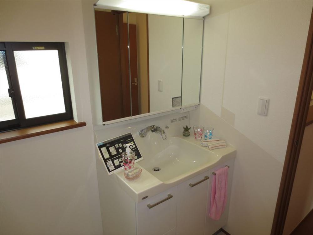 Wash basin, toilet. Vanity with Building 3 shower faucet