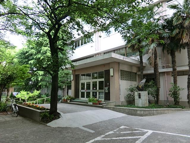Junior high school. 1365m to the Kawasaki Municipal Nishiikuta junior high school