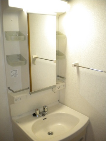 Washroom. Large independent wash basin ☆