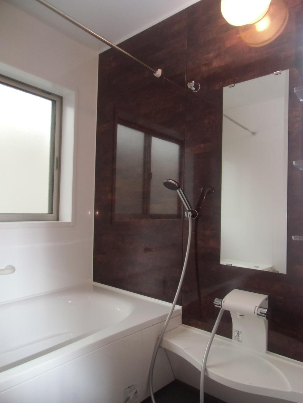 Bathroom. Bright unit bus