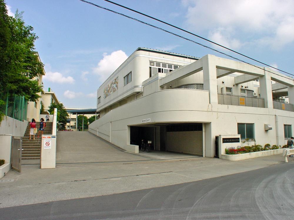 Primary school. 830m to the east, Kakio Elementary School