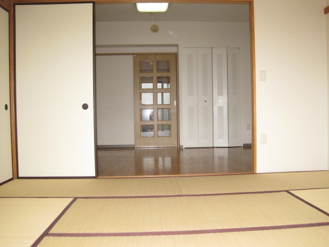 Other room space. Japanese-style room 6 tatami Bright because the balcony surface!