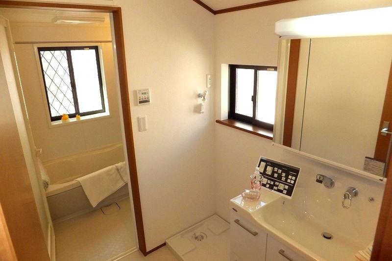 Wash basin, toilet. Local (09 May 2013) Shooting