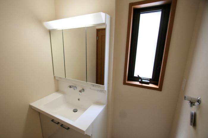 Wash basin, toilet. Shampoo dresser (5 Building)