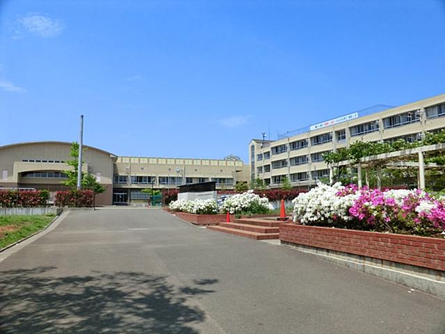 Primary school. 120m school distance is also close to the Kawasaki Municipal Kakio Elementary School, It is safe for families with children of elementary school students come.