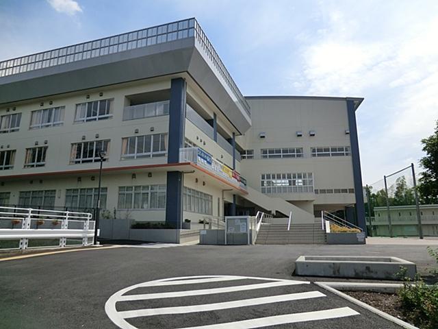 Junior high school. Figure 600m students who will attend school while greetings to people in your neighborhood to the Kawasaki Municipal Kakio junior high school is very refreshing.