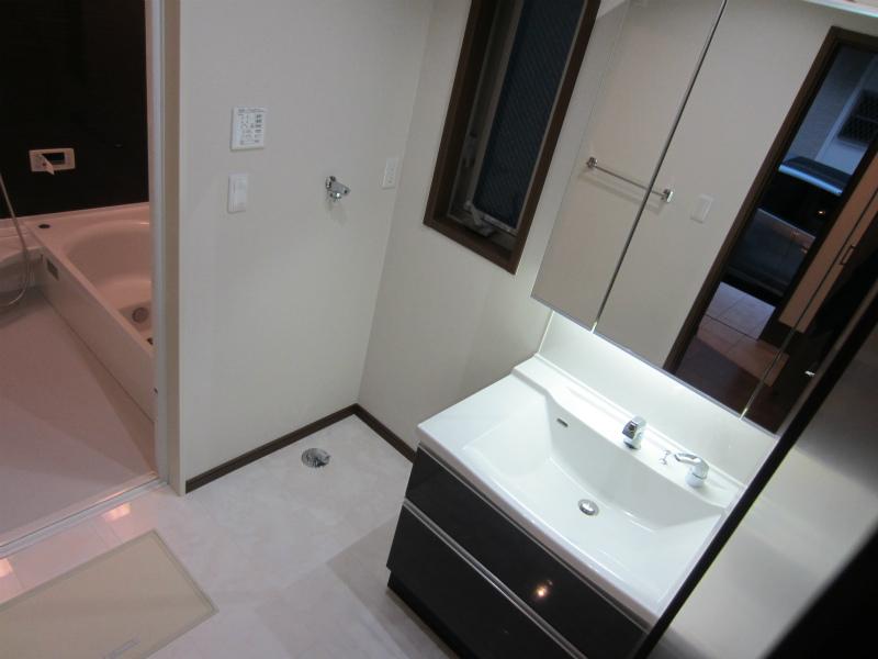 Wash basin, toilet. Indoor (11 May 2013) Shooting