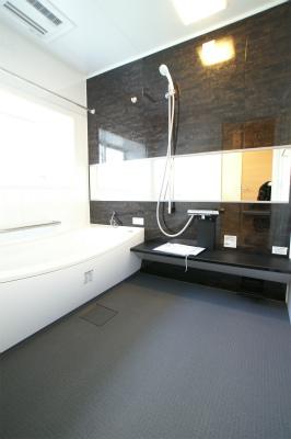 Bathroom. Room (May 2013) bathroom of shooting wide 1.25 square meters. Air-in shower ・ Cradle bathtub ・ Hot KARARI floor, etc.. It is a commitment facility.