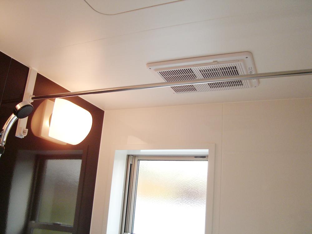 Cooling and heating ・ Air conditioning. Bathroom, The unit bus. Also it comes with a ventilation dryer.