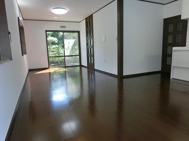 Living. Please relax in 17 quires of LDK.