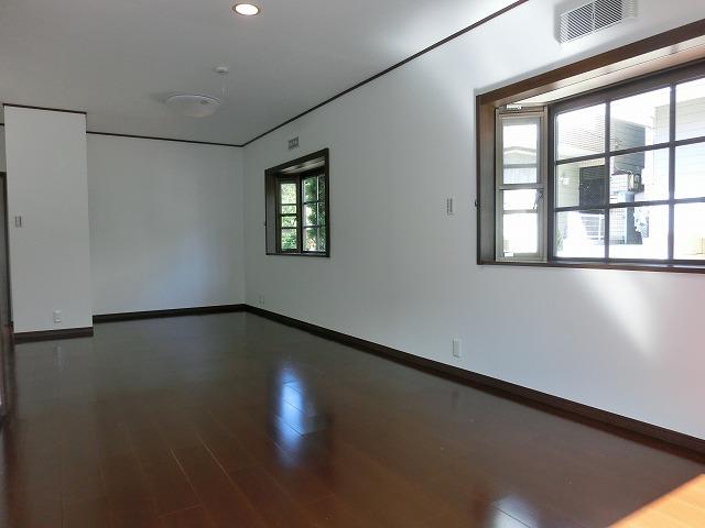 Living. Please relax in the bright living room.