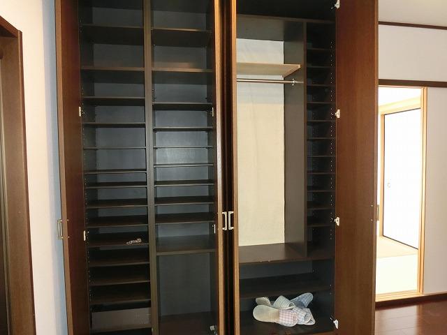 Entrance. Entrance storage is also abundant.