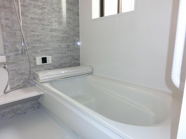 Bathroom. Please heal the fatigue of the day in the bathroom.