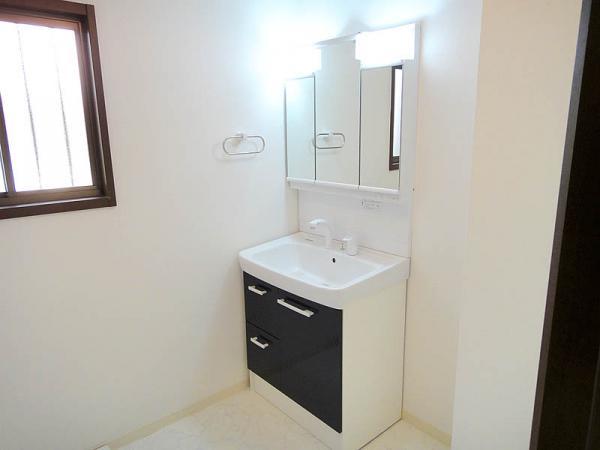 Wash basin, toilet