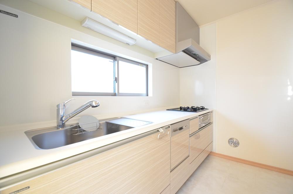 Kitchen. Bright kitchen window was marked also easy replacement of air ☆