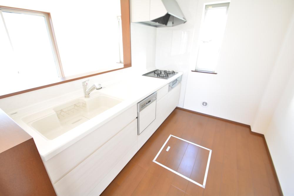 Kitchen. Face-to-face kitchen, you can enjoy a conversation with your family while cooking ☆