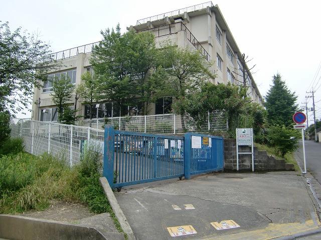 Primary school. South Yuri until elementary school 350m