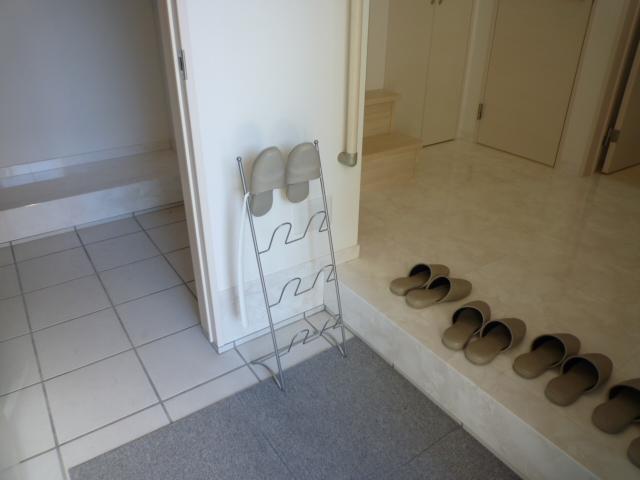 Entrance. Plenty of storage capacity in the shoes in Croke entrance! It will put well as stroller