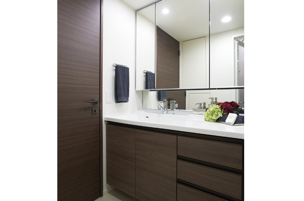  [bathroom] Other scattered tend accessories also neat Maeru under the sink storage, Mirror back, of course storage space