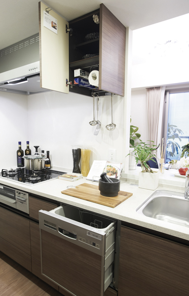  [Face-to-face counter kitchen] Excellent storage capacity. Disposer, Dishwasher, of course equipped