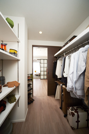 Receipt.  [Walk-through closet] Walk-through closet (walk-in closet) and storeroom, etc., It offers a large storage.