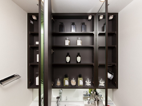 Bathing-wash room.  [Three-sided mirror back storage] The back of the three-sided mirror, Small items such as cosmetics and toiletries, Equipped with storage space for dryer and fit.